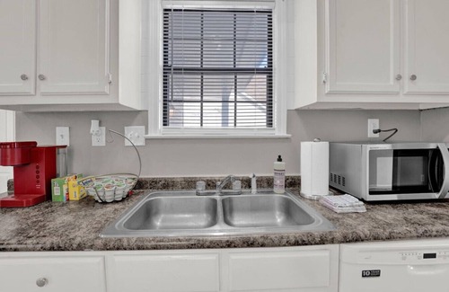 Ellendale House | Glamorous 3BR 2BA house w/large fenced backyard