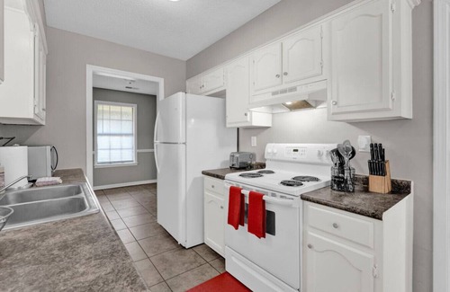 Ellendale House | Glamorous 3BR 2BA house w/large fenced backyard