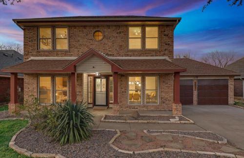 Mesquite House | Glamorous 4BR 2,5BA Holiday Home with Pool, Game Room & Fire Pit