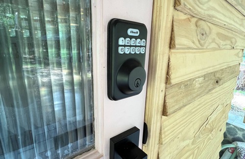 Gainesville Cabin | Glamping with A/C bedroom and luxury bath near UF and Springs