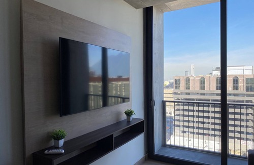 Monterrey Centro Apartment | Glamuroso 2BR Apt King Size con Piscina + Estacionamiento Gratuito