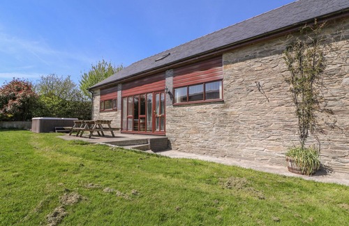 St Harmon Cottage | GLANYRAFON, family friendly, with hot tub in St Harmon