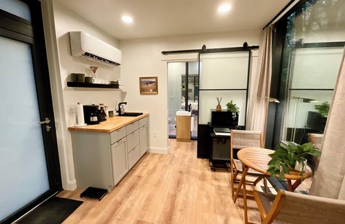 Campton Cabin | “Glass House” #2 - Modern Mirror Home w/Hot-tub