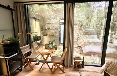 Campton Cabin | “Glass House” #3 - Modern Mirror Home w/Hot-tub