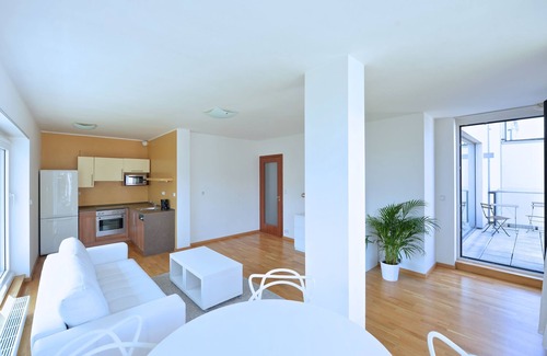 Vinohrady Apartment | GLASSHOUSE WENCESLAS SQ FREE GARAGE