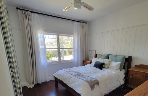 Glenbrook Cottage | Glenbrook Cottage: Charming Mountains Getaway on the Lagoon