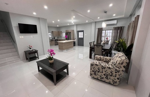 Glencoe House | Glencoe Townhome With Loft Jacuzzi and Pool