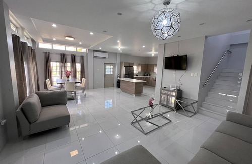 Glencoe House | Glencoe Townhome With Loft Jacuzzi and Pool
