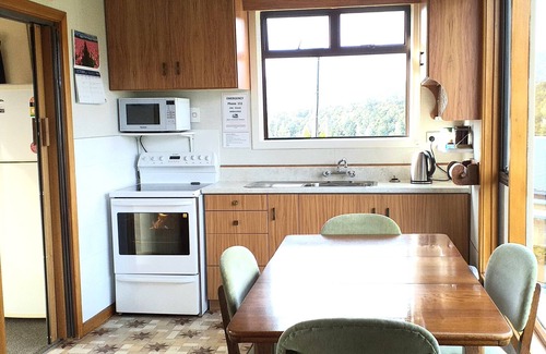 Manapouri House | GLENDALE RIVER VIEW HOLIDAY HOUSE