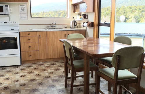 Manapouri House | GLENDALE RIVER VIEW HOLIDAY HOUSE
