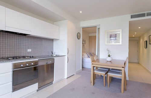 Glenelg Apartment | Glenelg Holiday Apartments-The Pier. Free Parking.