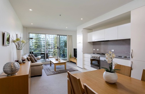 Glenelg Apartment | Glenelg Holiday Apartments-The Pier. Free Parking.
