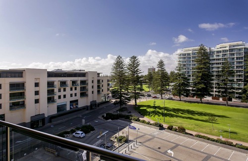 Glenelg Apartment | Glenelg Holiday Apartments-The Pier. Free Parking.