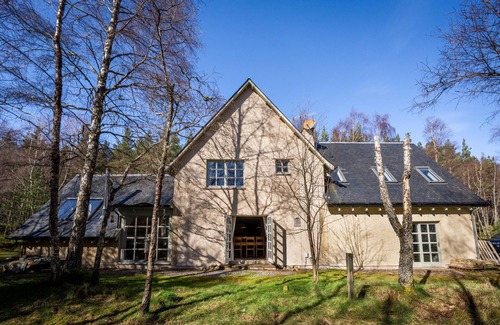 Kingussie Cottage | Glenfeshie House - a house that sleeps 10 guests in 5 bedrooms
