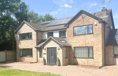 Guildford House | Glifada house in the outskirts of Guildford