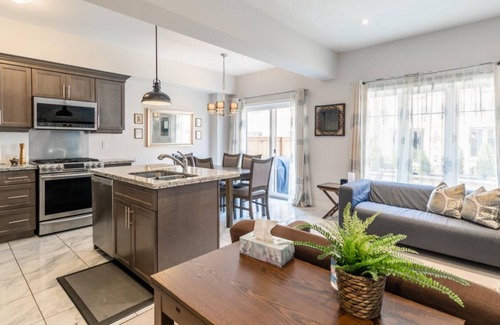 Stoney Creek House | GLOBALSTAY. 3-Bedroom Townhome with Fireplace Lake Ontario