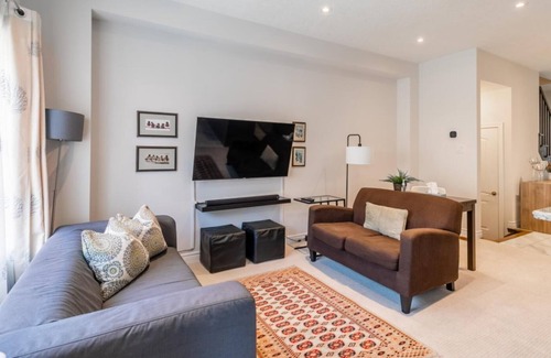 Stoney Creek House | GLOBALSTAY. 3-Bedroom Townhome with Fireplace Lake Ontario