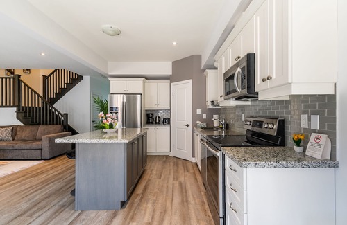 Stoney Creek Apartment | GLOBALSTAY. Modern Lake Ontario Townhomes