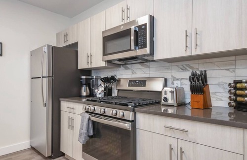Orange Hotel | Glorious ! 1BR King! Free Parking !30 min to NYC
