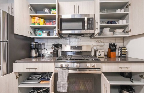 Orange Hotel | Glorious ! 1BR King! Free Parking !30 min to NYC