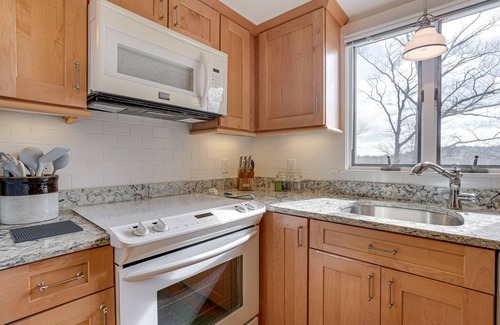 Gloucester House | Gloucester Home w/Large Yard: 1 Mi to Beach!