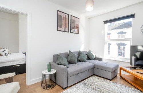 Stroud Apartment | Gloucester Street Nest - 3BR Flat for 6 Guests