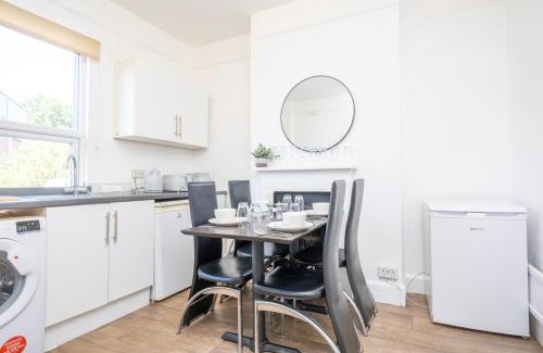 Stroud Apartment | Gloucester Street Nest - 3BR Flat for 6 Guests