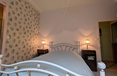 Pellevoisin Bed & Breakfast | Glycine Room for 3, farm stay near castles