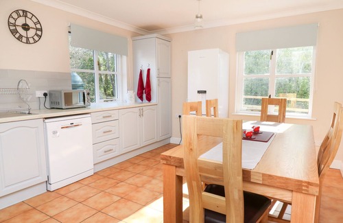 Llansantffraed Cottage | GLYN COTTAGE, pet friendly, character holiday cottage in Llanon