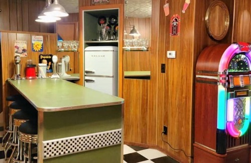 Johnson City House | Go back in time to the juke box soda shop of 1950s near Binghamton University