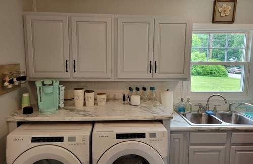 Boalsburg House | Go Blue! Bright home with large fenced in yard! 3m to Penn State. Free Breakfast