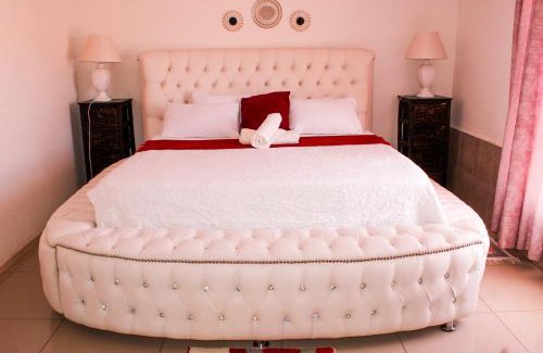 Taung Station Bed & Breakfast | Godmill City Guesthouse Taung