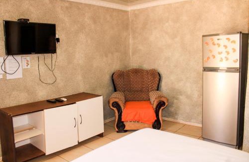 Taung Station Bed & Breakfast | Godmill City Guesthouse Taung