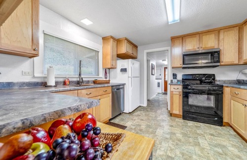 Westhaven-Moonstone House | Gog and Pop's Beach House - Ocean Views, WiFi, BBQ