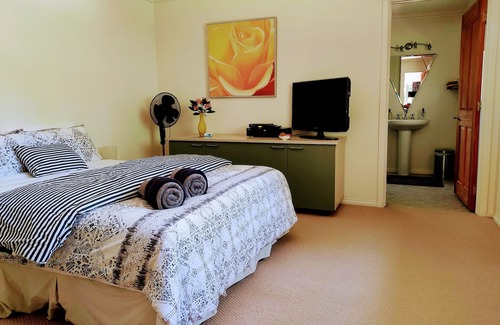 Takaka Bed & Breakfast | Golden Caves - Bed & Breakfast