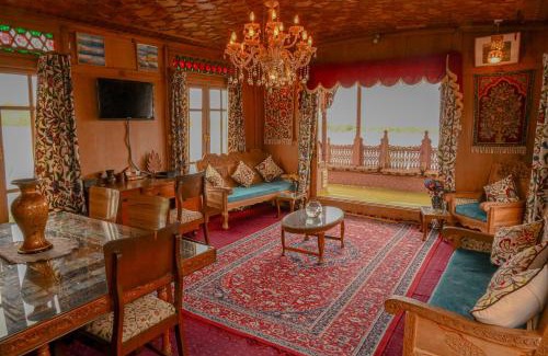 Nagin Bagh Hotel | Golden Flower Heritage Houseboats