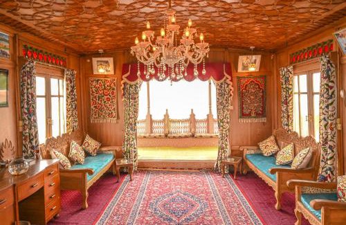 Nagin Bagh Hotel | Golden Flower Heritage Houseboats