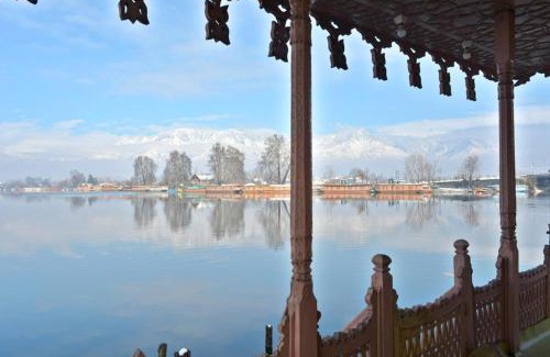 Nagin Bagh Hotel | Golden Flower Heritage Houseboats