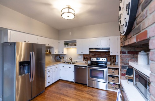Latonia House | Golden Goose Huge 5+ BR 3 bath 3 Miles to Cincy