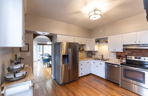 Latonia House | Golden Goose Huge 5+ BR 3 bath 3 Miles to Cincy