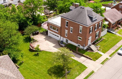 Latonia House | Golden Goose Huge 5+ BR 3 bath 3 Miles to Cincy