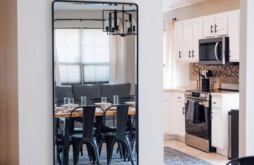 Crystal Beach House | Golden Hour Getaway-2 Minutes to Beach, Pool + Arcade, Sleeps 10, T-Swift Room