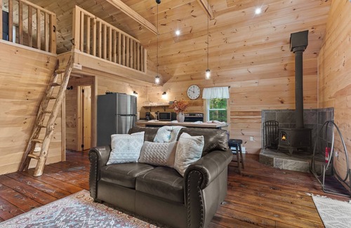 Davenport Cabin | Golden Meadows Brand new Cabin Fire-pit, near all baseball camps