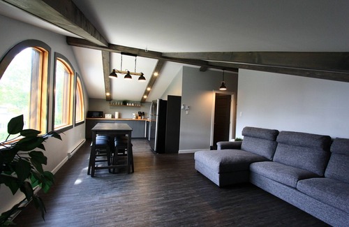 Val-des-Monts Apartment | Golden Nest on the lake