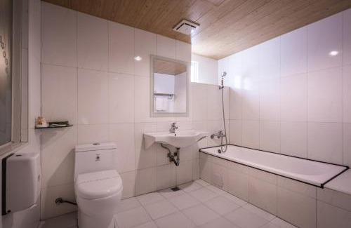 Fengshan District Hotel | Golden Phoenix Hotel