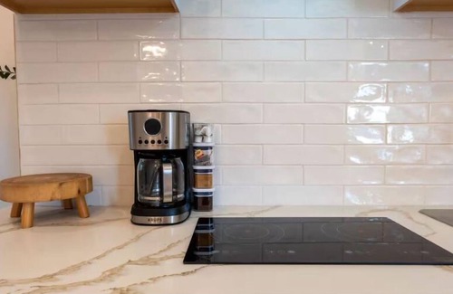 Los Cerritos Apartment | Golden Roseville Luxe Retreat