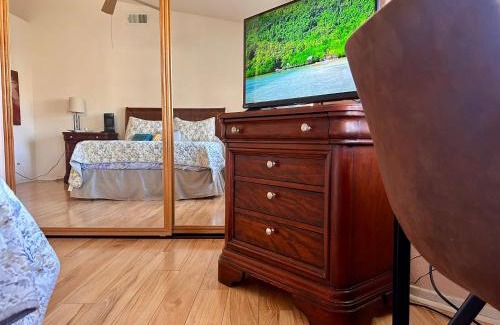 Hemet House | Golden Saddle Suite with TV and private bathroom