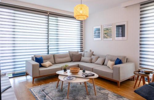 Kucukcekmece Apartment | Golden Stones House Garden And Lake View