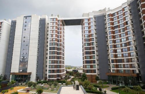 Kucukcekmece Apartment | Golden Stones House Garden And Lake View