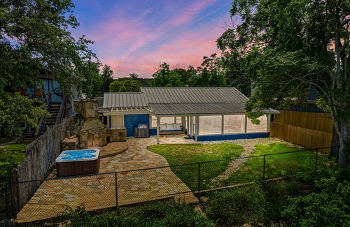 Lake Whitney House | Goldie's Getaway w/Hot tub